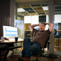 Asikainen uudessa pajassaan  ©Pekka Nurmi